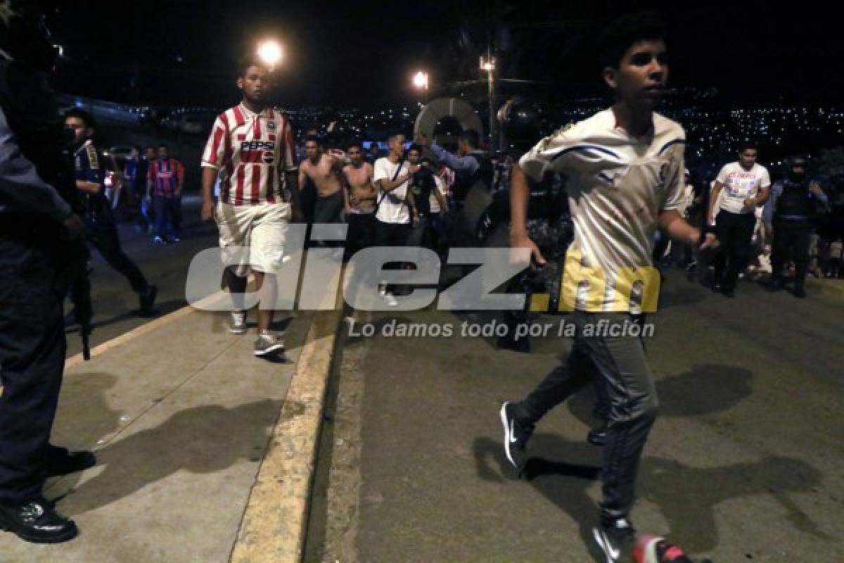 LO QUE NO VISTE EN TV: Relajos en las afueras del Nacional y el baile de Álvarez