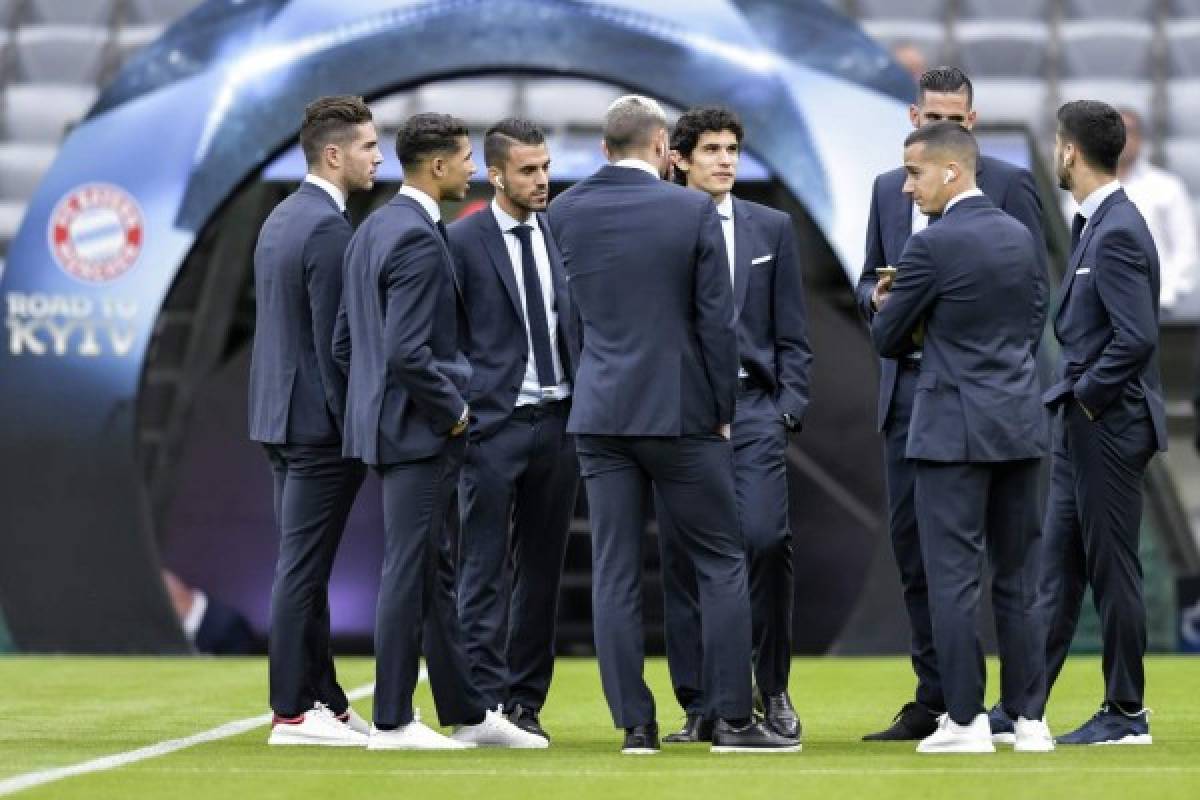 Real Madrid's players stand on the pitch prior to the UEFA Champions League semi-final first-leg football match FC Bayern Munich v Real Madrid CF in Munich, southern Germany on April 25, 2018. / AFP PHOTO / GUENTER SCHIFFMANN