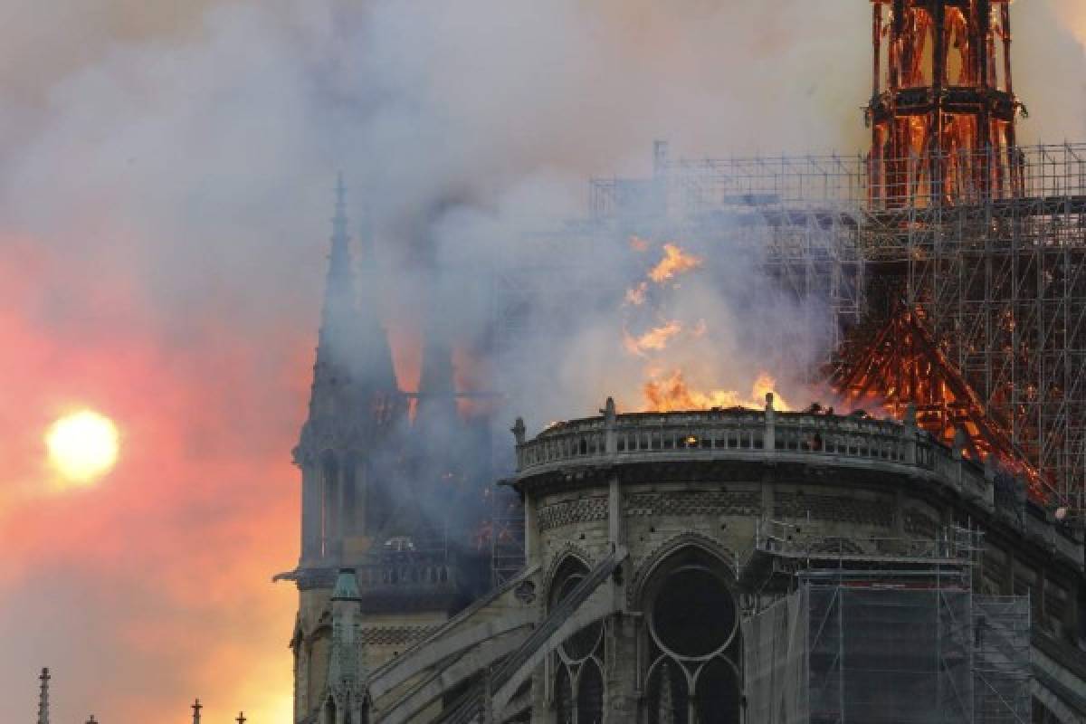 Tristes imágenes: Así agarró fuego la reconocida catedral de Notre Dame en París