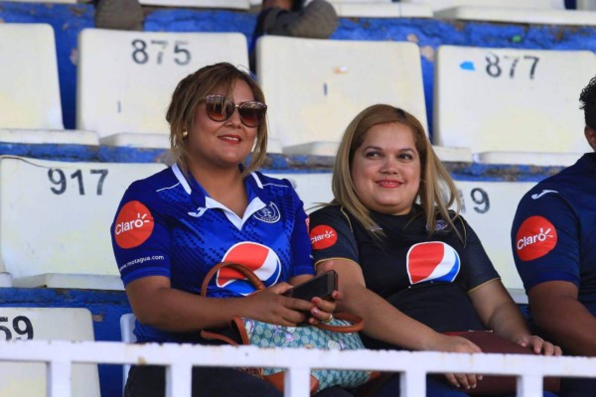 FOTOS: Las bellas chicas que adornaron la semifinal Motagua-Platense