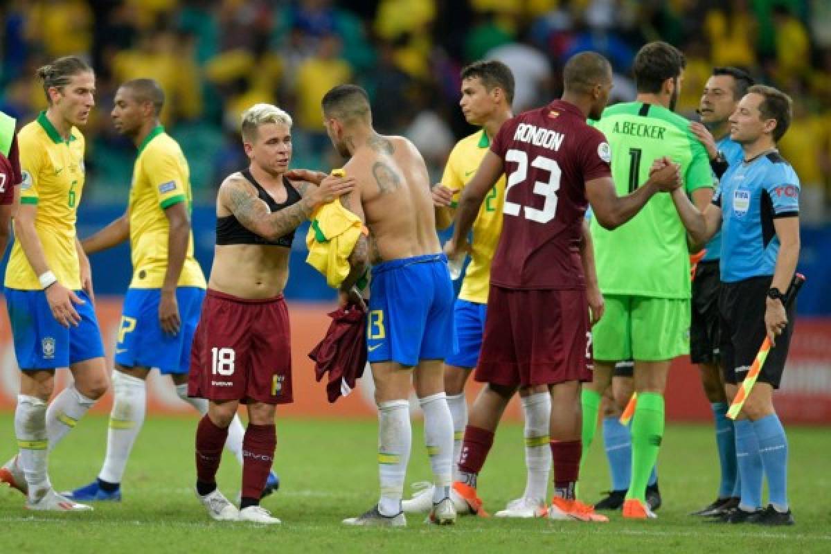 Venezuela's Yeferson Soteldo (3-L) and Brazil's Dani Alves exchange jerseys after tying 0-0 in a Copa America football tournament group match at the Fonte Nova Arena in Salvador, Brazil, on June 18, 2019. (Photo by Raul ARBOLEDA / AFP)