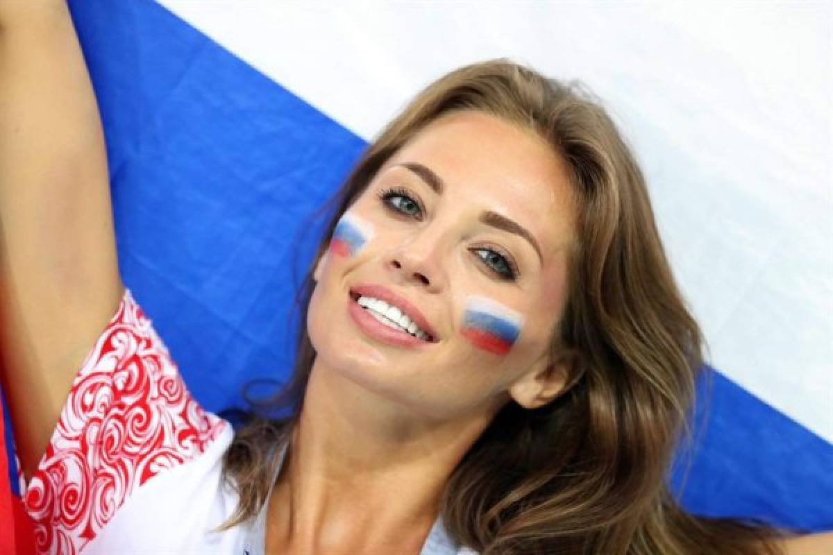 ¡Qué bellas! Las aficionadas rusas y croatas deslumbran en el estadio de Sochi