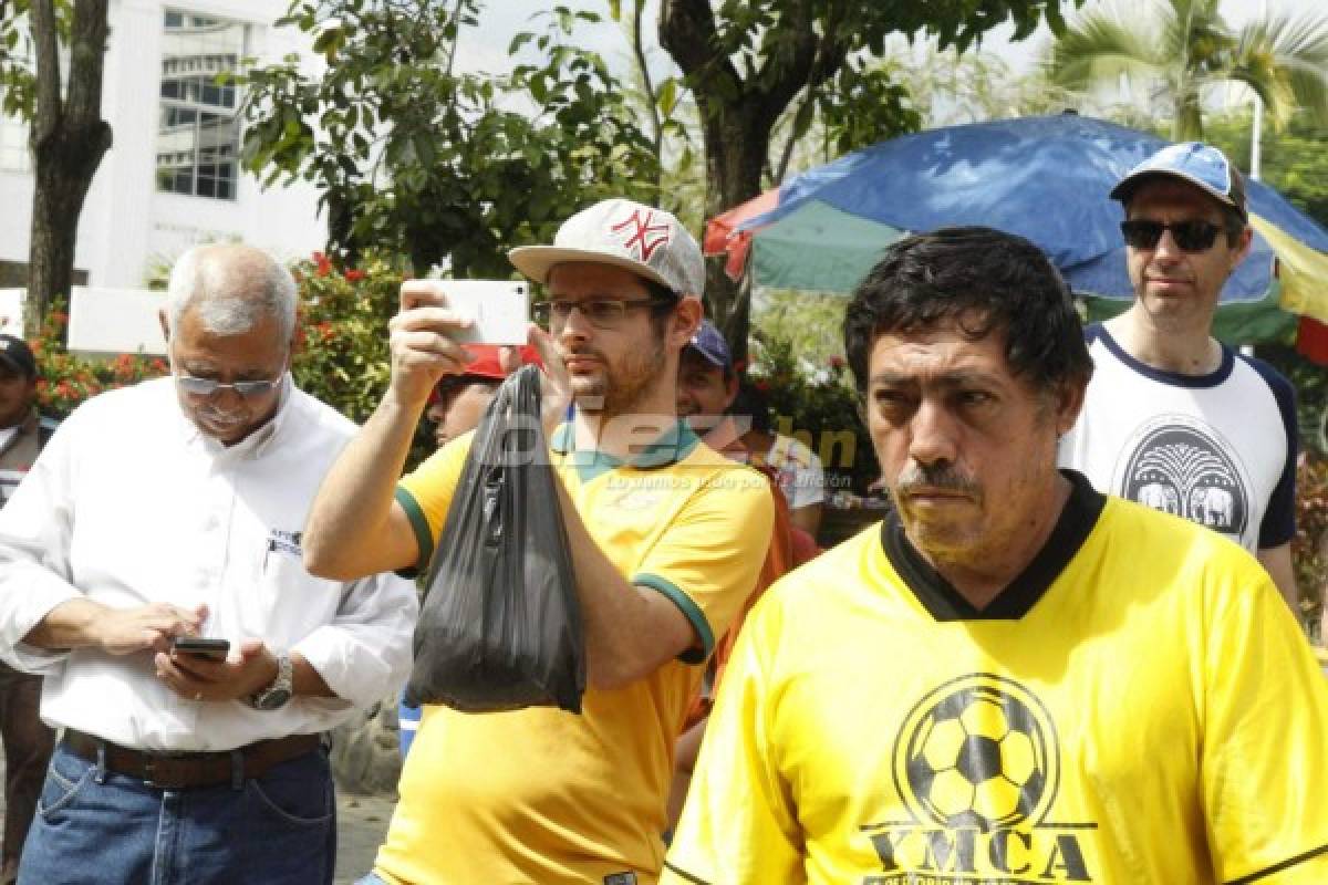 Aficionados australianos bailan punta y comen baleadas en San Pedro Sula