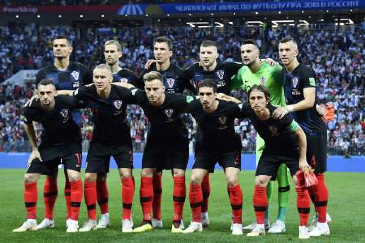 (Top L-R) Croatia's defender Dejan Lovren, Croatia's defender Ivan Strinic, Croatia's forward Mario Mandzukic, Croatia's forward Ante Rebic, Croatia's goalkeeper Danijel Subasic, Croatia's forward Ivan Perisic, (bottom L-R) Croatia's midfielder Marcelo Brozovic, Croatia's defender Domagoj Vida, Croatia's midfielder Ivan Rakitic, Croatia's defender Sime Vrsaljko and Croatia's midfielder Luka Modric pose prior to the Russia 2018 World Cup semi-final football match between Croatia and England at the Luzhniki Stadium in Moscow on July 11, 2018. / AFP PHOTO / Alexander NEMENOV / RESTRICTED TO EDITORIAL USE - NO MOBILE PUSH ALERTS/DOWNLOADS