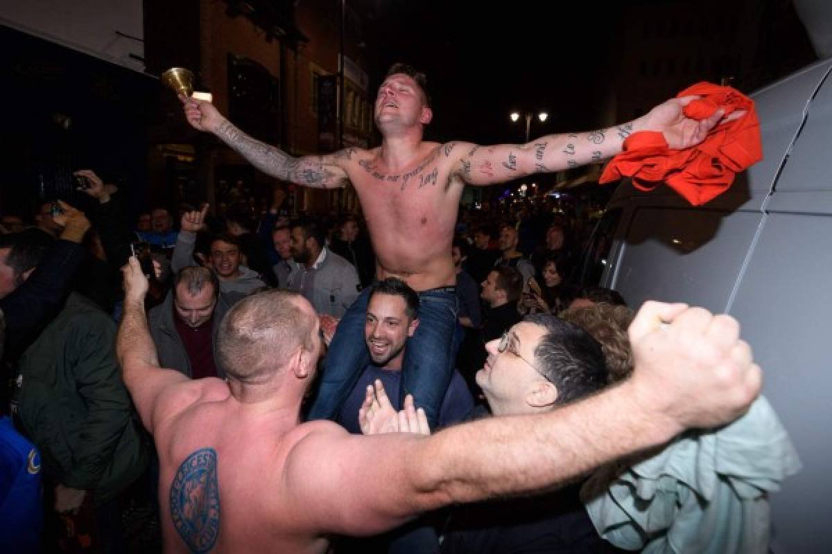 Así celebran los aficionados del Leicester City su primer título de la Premier League