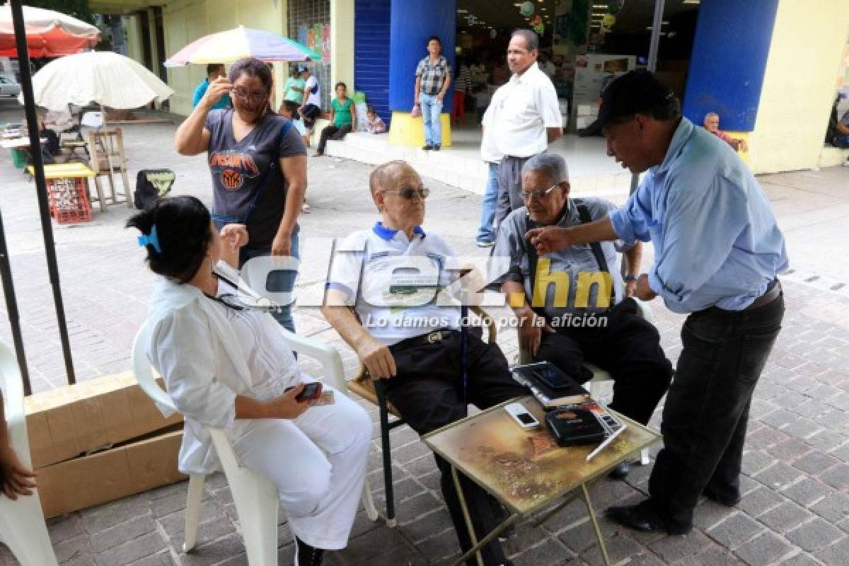 EN FOTOS: Así vendió Chelato souvenirs en el parque Tegucigalpa  