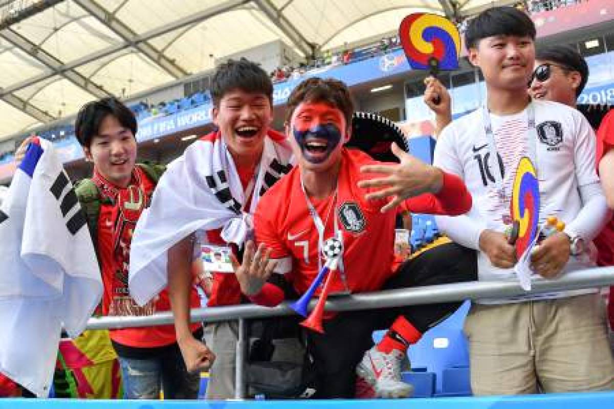 South Korea's fan pose in the stands before the Russia 2018 World Cup Group F football match between South Korea and Mexico at the Rostov Arena in Rostov-On-Don on June 23, 2018. / AFP PHOTO / JOE KLAMAR / RESTRICTED TO EDITORIAL USE - NO MOBILE PUSH ALERTS/DOWNLOADS
