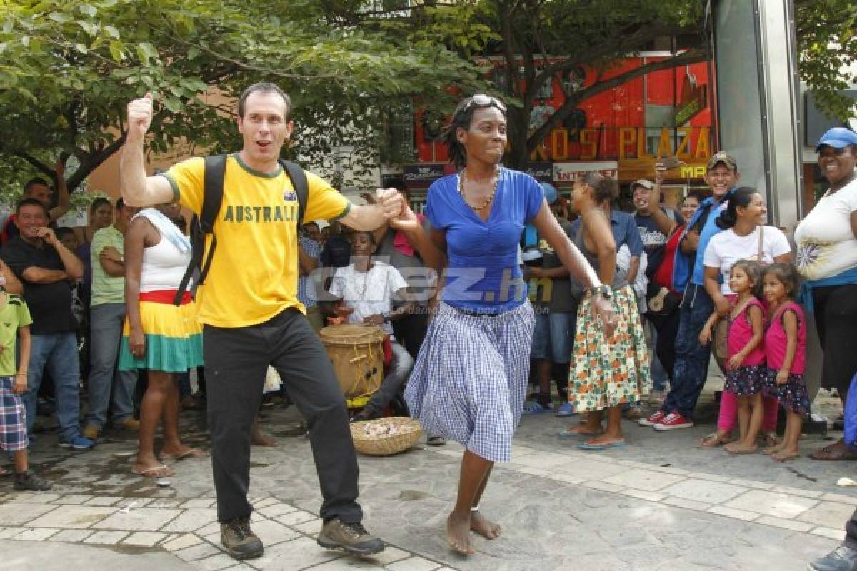 Aficionados australianos bailan punta y comen baleadas en San Pedro Sula