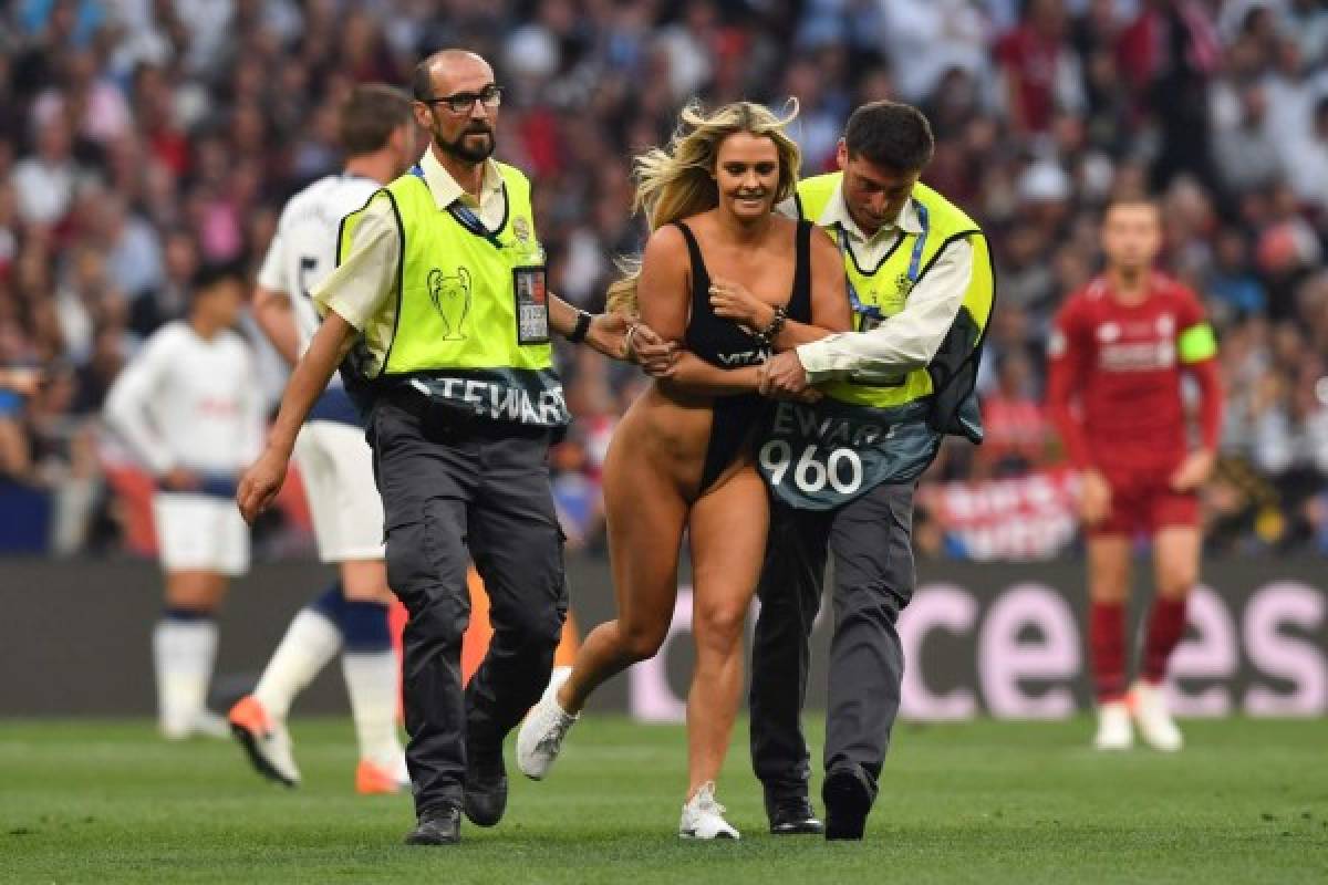 ¿Quién es? Identifican a la chica que entró al campo en la final de Champions League
