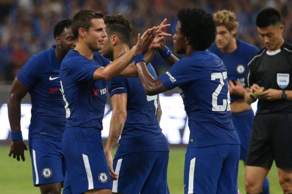WU02. Beijing (China), 22/07/2017.- Chelsea's Willian (R) celebrates with teammates after scoring a goal during the fiendly soccer match between Chelsea FC and Arsenal FC at the Beijing National Stadium, in Beijing, China, 22 July 2017. (Futbol, Amistoso) EFE/EPA/WU HONG