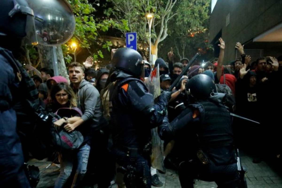Caos en Barcelona: Brutales enfrentamientos entre policías y protestantes