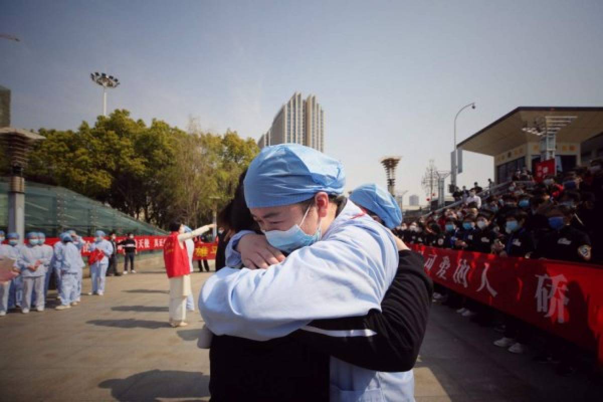 Así celebran médicos chinos en Wuhan tras el primer día sin casos de coronavirus