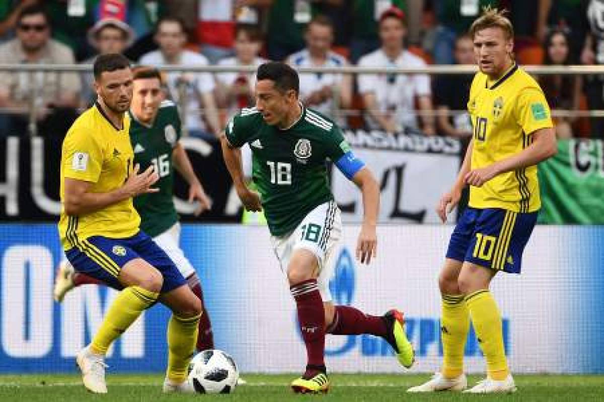 Sweden's forward Marcus Berg (L), Mexico's midfielder Andres Guardado (C) and Sweden's midfielder Emil Forsberg vie for the ball during the Russia 2018 World Cup Group F football match between Mexico and Sweden at the Ekaterinburg Arena in Ekaterinburg on June 27, 2018. / AFP PHOTO / Anne-Christine POUJOULAT / RESTRICTED TO EDITORIAL USE - NO MOBILE PUSH ALERTS/DOWNLOADS