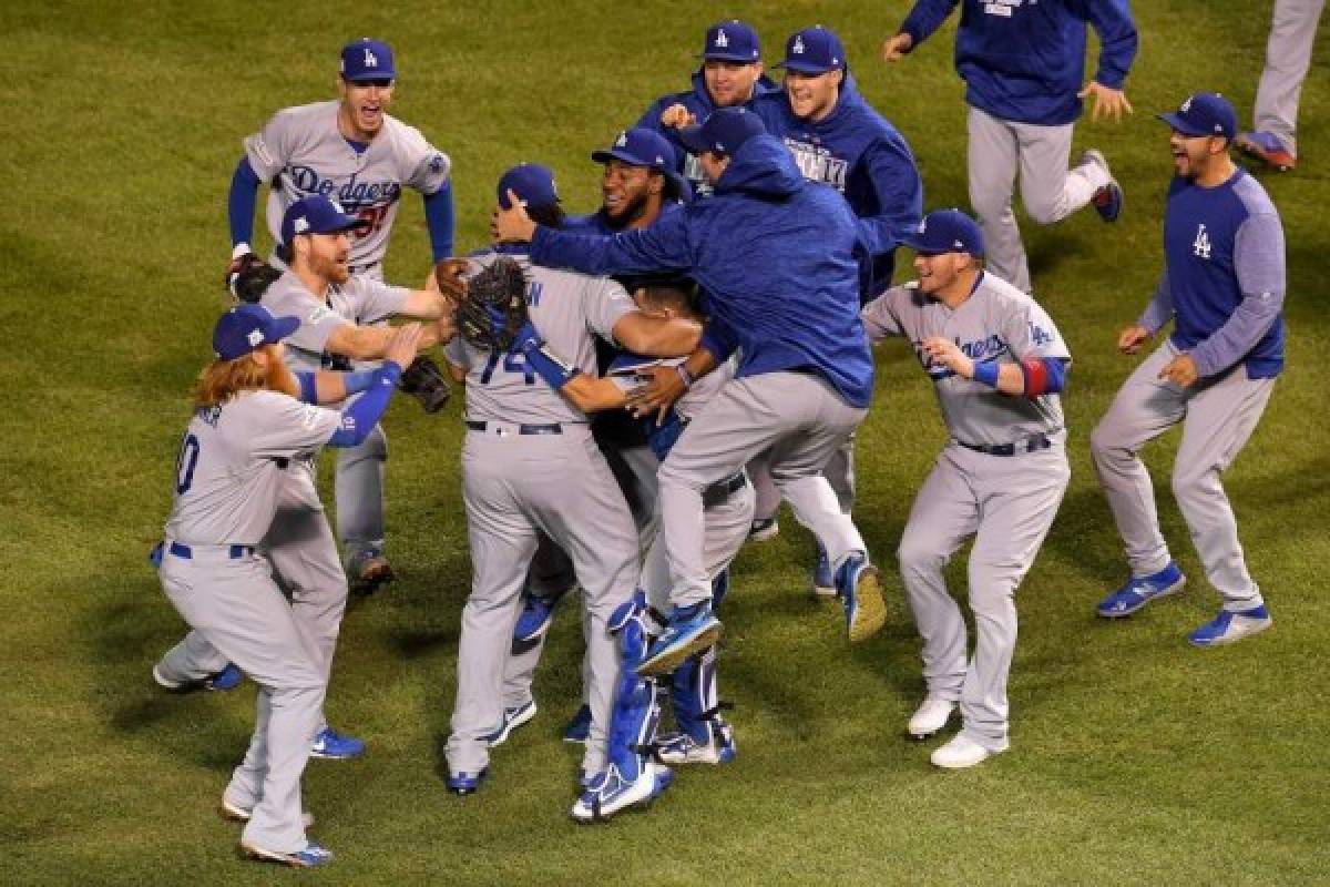 CHICAGO, IL - OCTOBER 19: The Los Angeles Dodgers celebrate defeating the Chicago Cubs 11-1 in game five of the National League Championship Series at Wrigley Field on October 19, 2017 in Chicago, Illinois. The Dodgers advance to the 2017 World Series. Dylan Buell/Getty Images/AFP