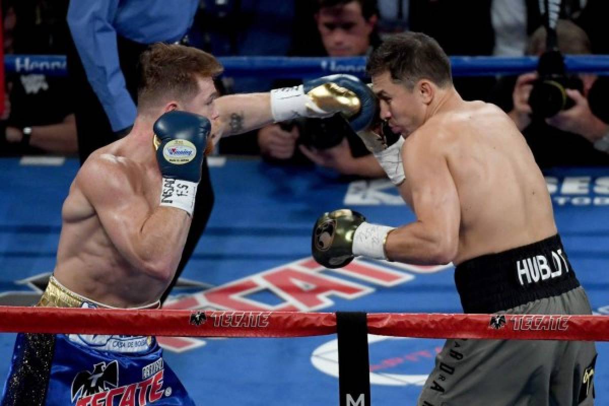 LAS VEGAS, NV - SEPTEMBER 16: (L-R) Canelo Alvarez throws a punch at Gennady Golovkin during their WBC, WBA and IBF middleweight championionship bout at T-Mobile Arena on September 16, 2017 in Las Vegas, Nevada. Ethan Miller/Getty Images/AFP== FOR NEWSPAPERS, INTERNET, TELCOS & TELEVISION USE ONLY ==