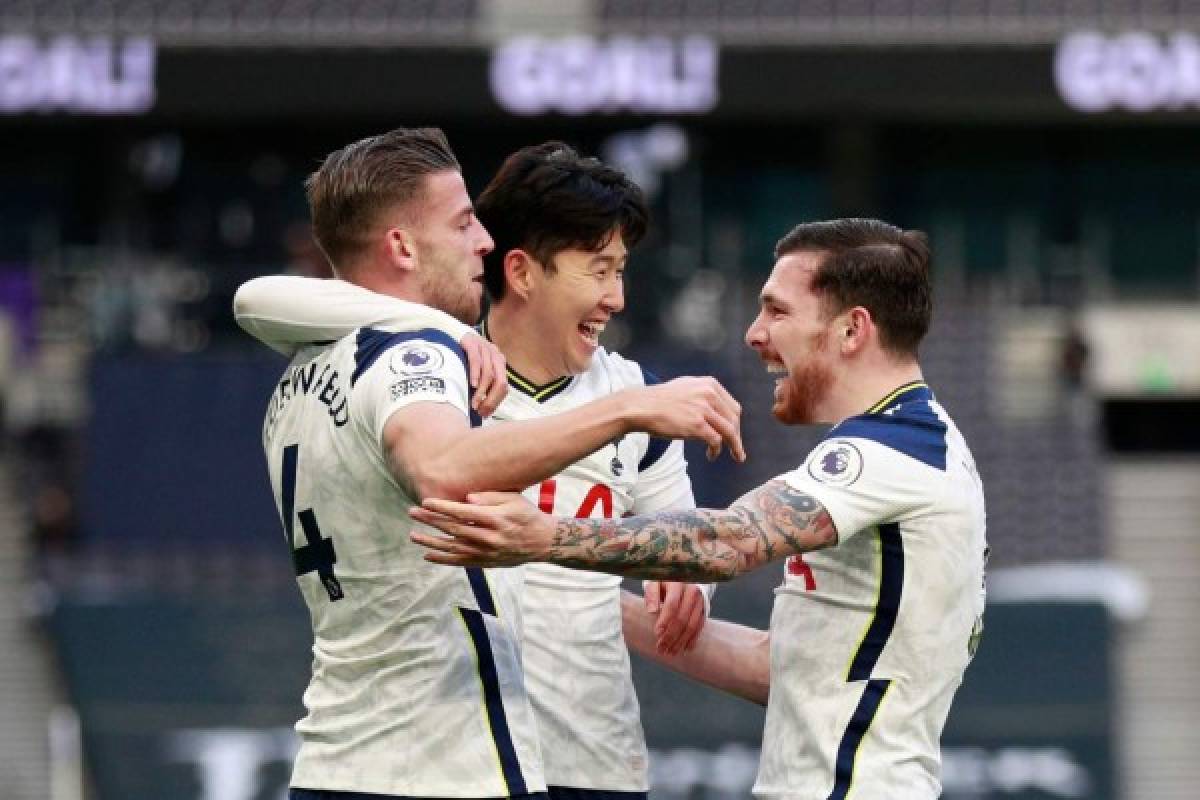 Tottenham Hotspur's Belgian defender Toby Alderweireld (L) celebrates with teammates after scoring his team's fourth goal during the English Premier League football match between Tottenham Hotspur and Leeds United at Tottenham Hotspur Stadium in London, on January 2, 2021. (Photo by Ian Walton / POOL / AFP) / RESTRICTED TO EDITORIAL USE. No use with unauthorized audio, video, data, fixture lists, club/league logos or 'live' services. Online in-match use limited to 120 images. An additional 40 images may be used in extra time. No video emulation. Social media in-match use limited to 120 images. An additional 40 images may be used in extra time. No use in betting publications, games or single club/league/player publications. /