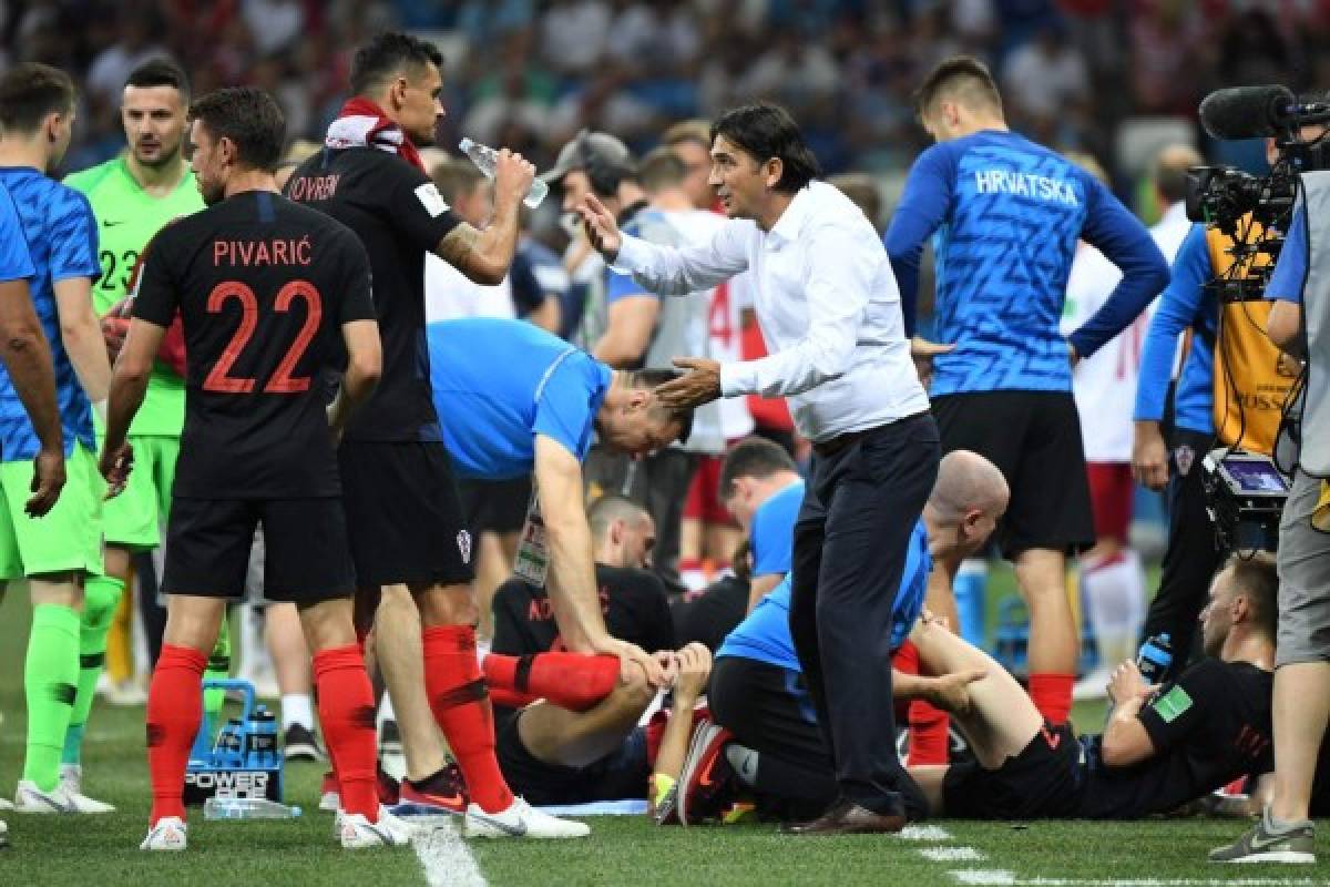 Croatia's coach Zlatko Dalic talks to Croatia's defender Dejan Lovren before extra time during the Russia 2018 World Cup round of 16 football match between Croatia and Denmark at the Nizhny Novgorod Stadium in Nizhny Novgorod on July 1, 2018. / AFP PHOTO / Dimitar DILKOFF / RESTRICTED TO EDITORIAL USE - NO MOBILE PUSH ALERTS/DOWNLOADS