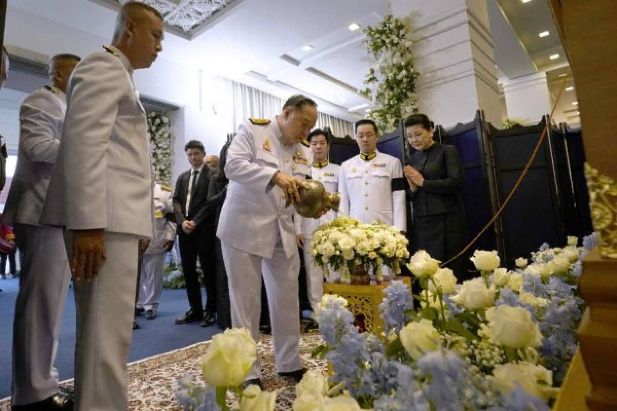 Fotos: Funeral budista en Bangkok para el presidente del Leicester City