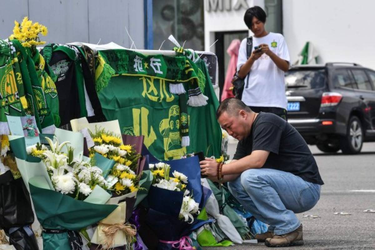 Beijing Guoan llora al 'Pery' Martínez y le honra con bonito altar en las afueras de su estadio