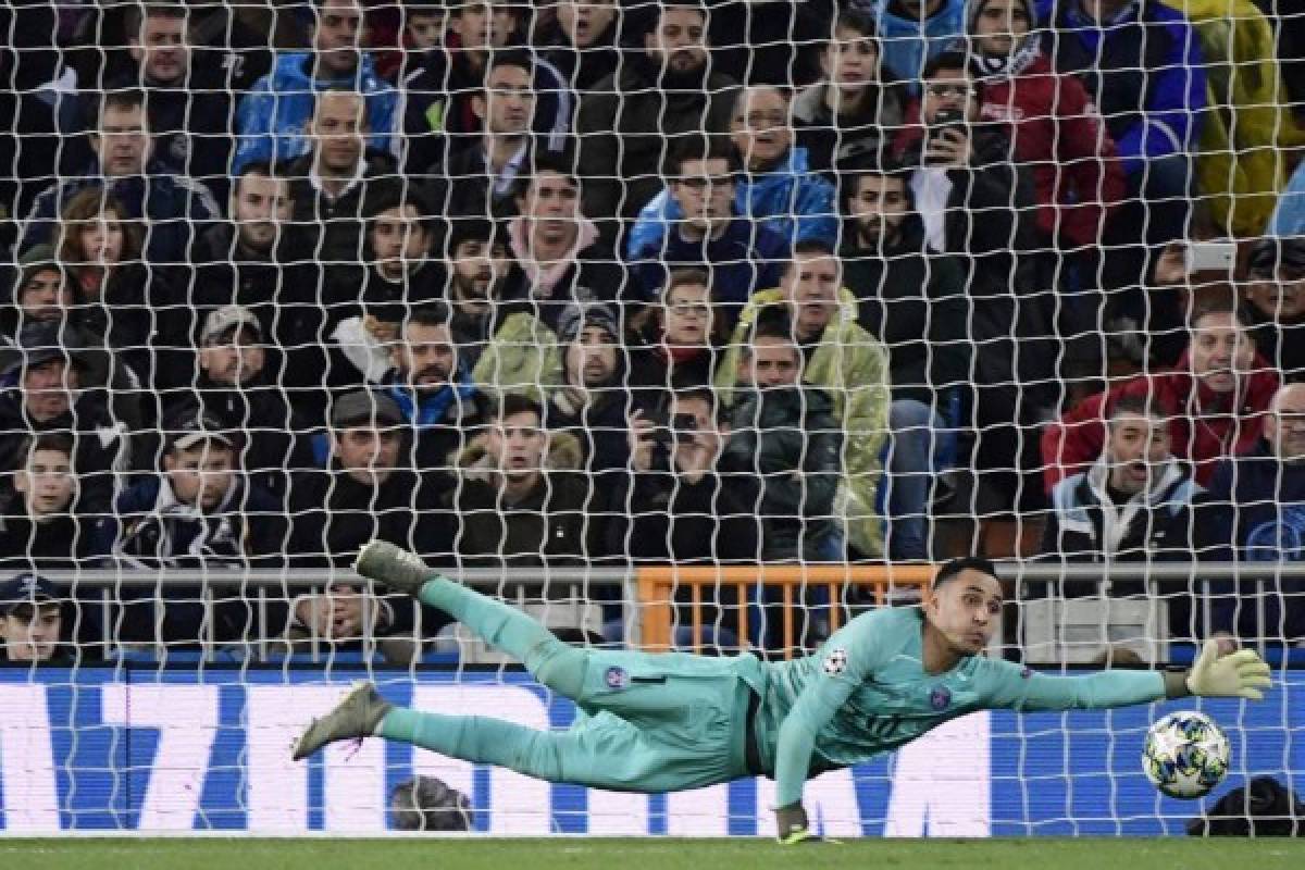 Paris Saint-Germain's Costa Rican Keylor Navas dives for the ball during the UEFA Champions League group A football match against Paris Saint-Germain FC at the Santiago Bernabeu stadium in Madrid on November 26, 2019. (Photo by JAVIER SORIANO / AFP)