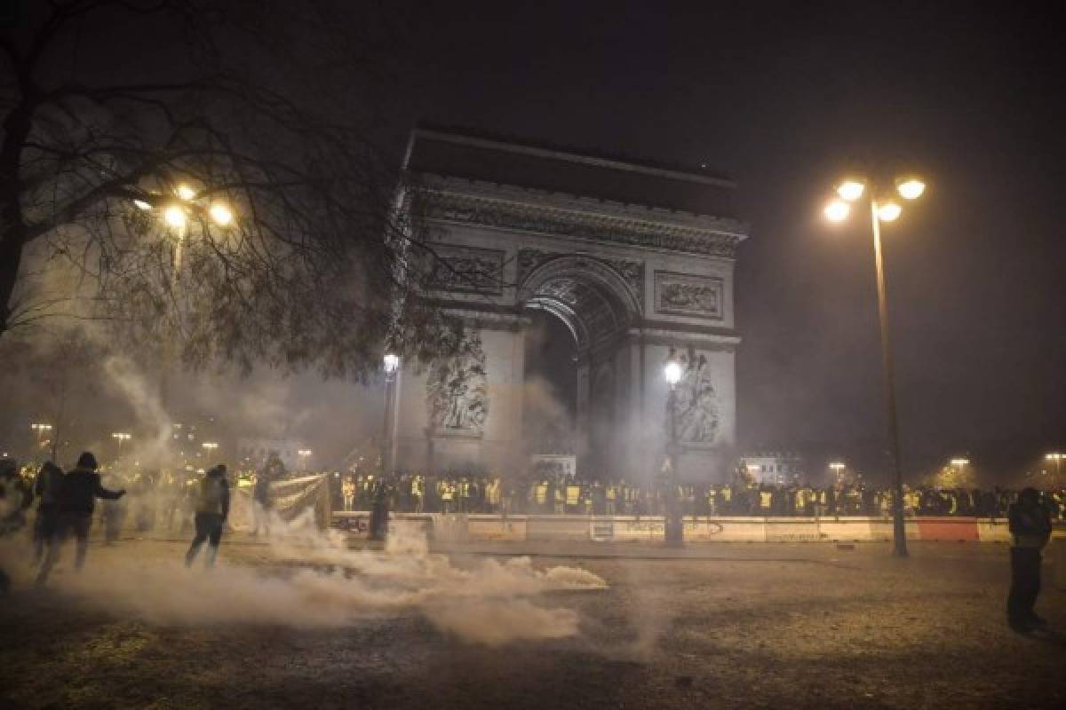 París bajo fuego: Caos y terror en Francia en una violenta protesta