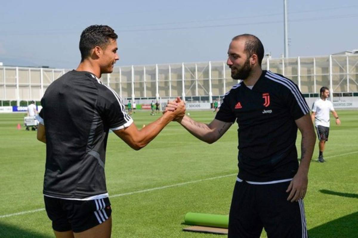 El saludo con Higuaín, la 'ola' de abrazos y el hermoso gesto, así fue la vuelta de Cristiano a la Juventus  