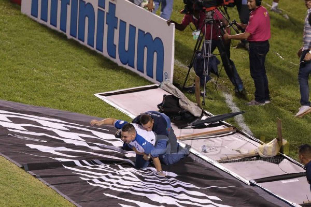 CURIOSAS: Espontáneos en el estadio Olímpico y flores para México