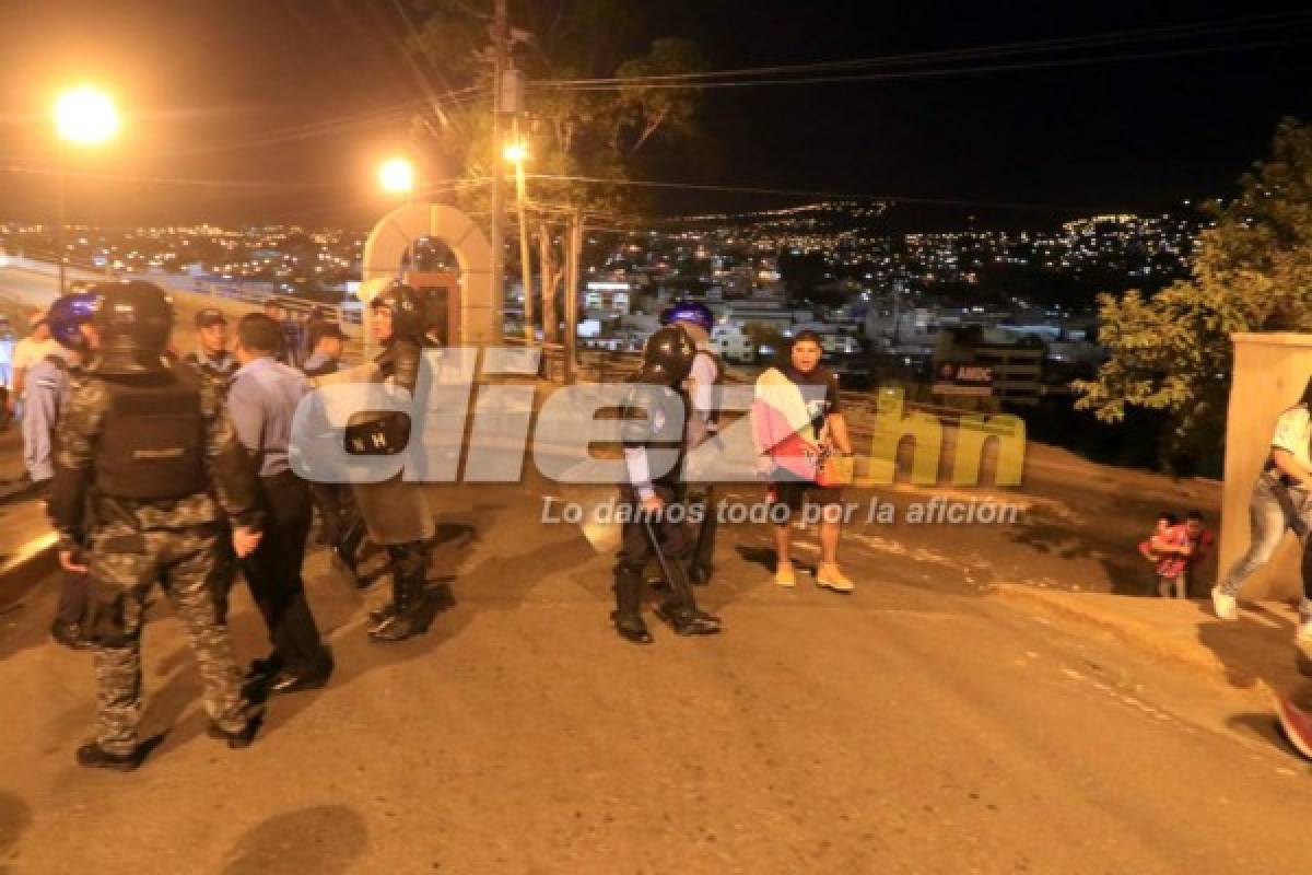 LO QUE NO VISTE EN TV: Relajos en las afueras del Nacional y el baile de Álvarez