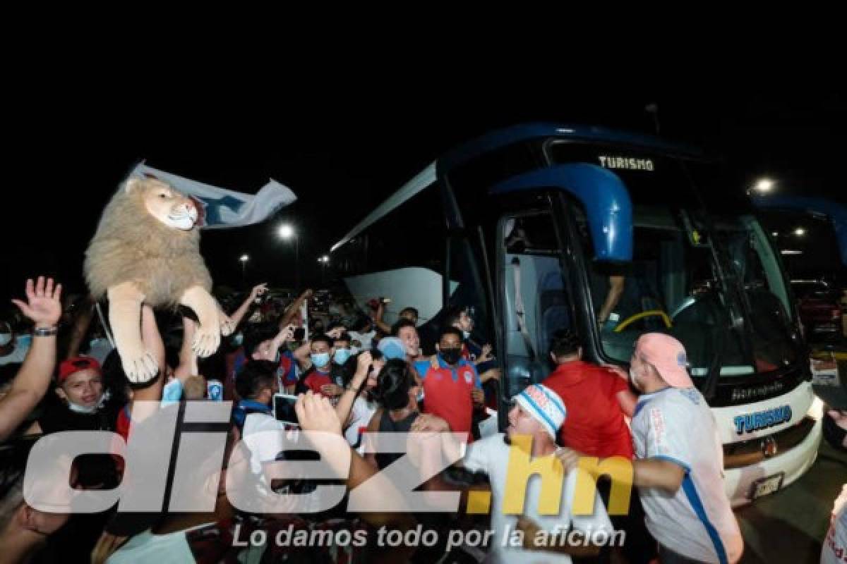 La exigencia de los aficionados al 'Topo' Aguirre y el gesto de Troglio a pesar de la pandemia en la llegada de Olimpia