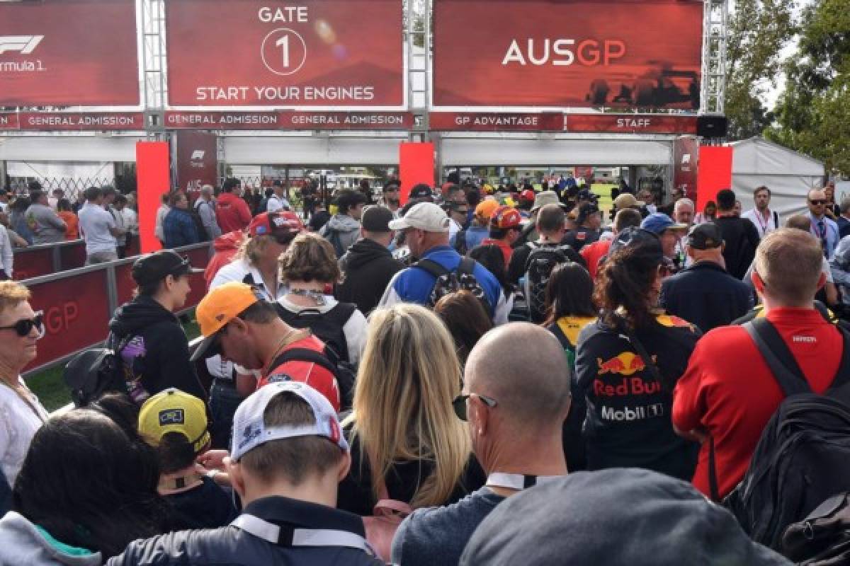 Fans queue up outside the gates prior to the first practice session for the Formula One Australian Grand Prix in Melbourne on March 13, 2020. - Fans will be barred from the Australian Grand Prix to prevent the spread of coronavirus, Victorian state premier Daniel Andrews said, with uncertainty around whether the race will be held at all. (Photo by William WEST / AFP) / -- IMAGE RESTRICTED TO EDITORIAL USE - STRICTLY NO COMMERCIAL USE --