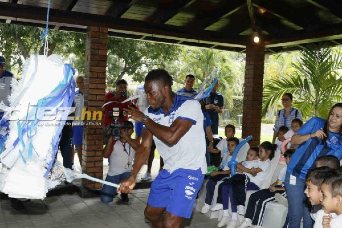 FOTOS: Jugadores de Selección de Honduras llevan alegría a un grupo de niños