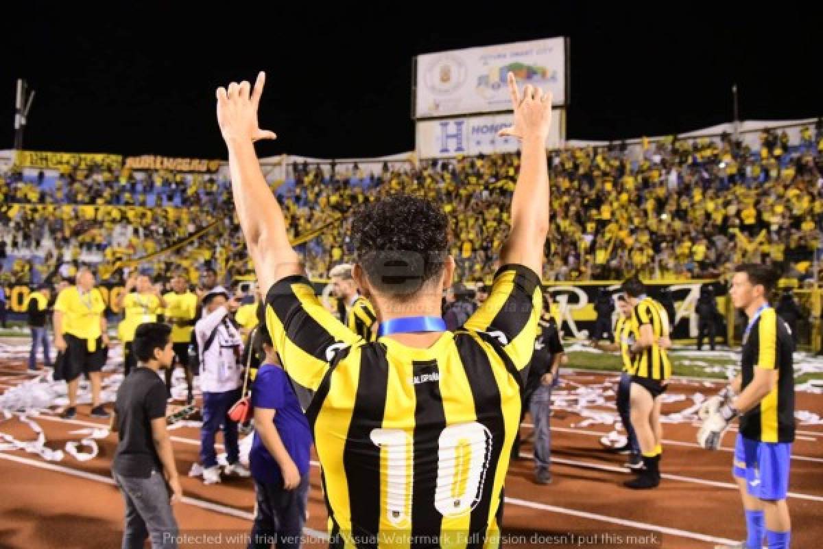 ¡Besos y gritos! La eufórica celebración de Real España, campeón de la Copa Premier