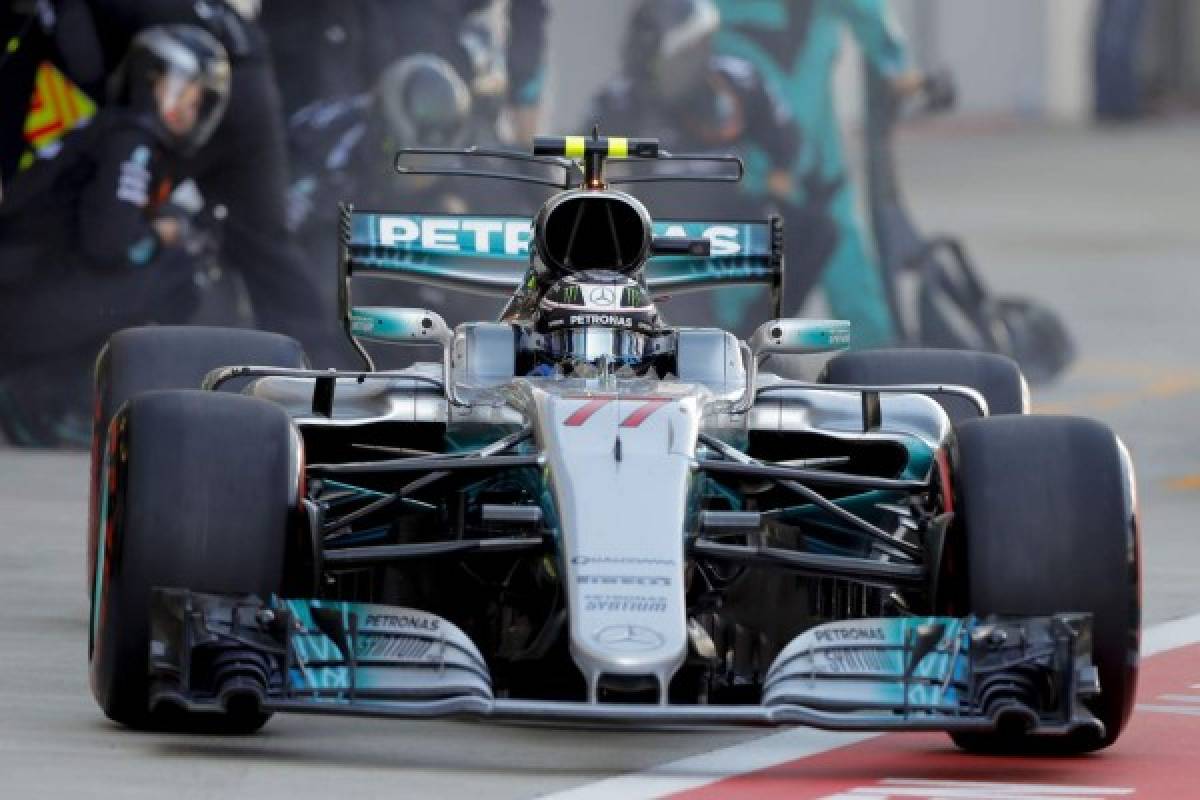 Mercedes' Finnish driver Valtteri Bottas drives in the pits during the Formula One Russian Grand Prix at the Sochi Autodrom circuit in Sochi on April 30, 2017. / AFP PHOTO / POOL / VALDRIN XHEMAJ