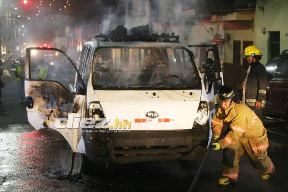 ¡Reprochable! La forma en cómo incendiaron vehículo de la Policía Nacional en Tegucigalpa