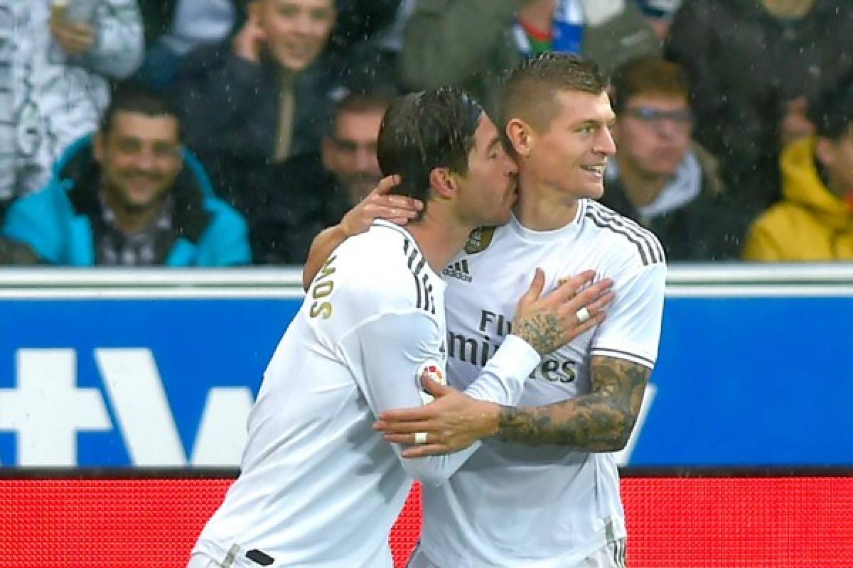 FOTOS: El 'telefonazo' al liderato y el beso de Sergio Ramos a Kroos en el Alavés-Real Madrid