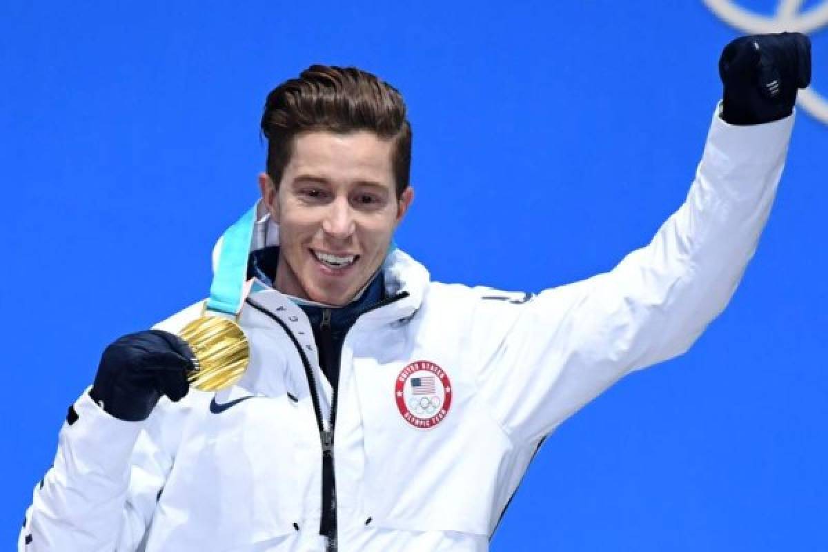 USA's gold medallist Shaun White poses on the podium during the medal ceremony for the men's snowboard halfpipe at the Pyeongchang Medals Plaza during the Pyeongchang 2018 Winter Olympic Games in Pyeongchang on February 14, 2018. / AFP PHOTO / François-Xavier MARIT