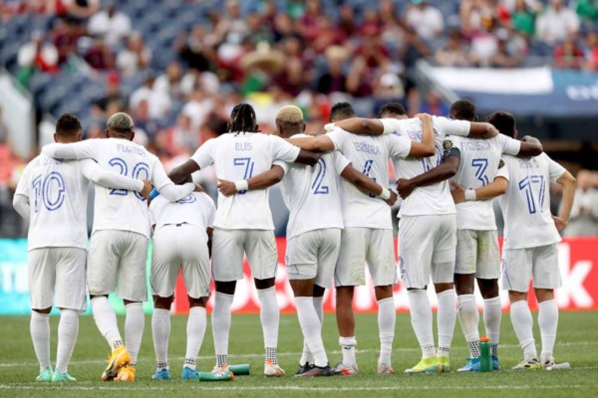 DENVER, COLORADO - JUNE 06: Members of the Honduras team link arms during penalty kicks against Costra Rica in the penalty kick stage to break the tie in regulation during the third place match of the Finals of the CONCACAF Nations League Finals of at Empower Field At Mile High on June 06, 2021 in Denver, Colorado. Matthew Stockman/Getty Images/AFP (Photo by MATTHEW STOCKMAN / GETTY IMAGES NORTH AMERICA / Getty Images via AFP)