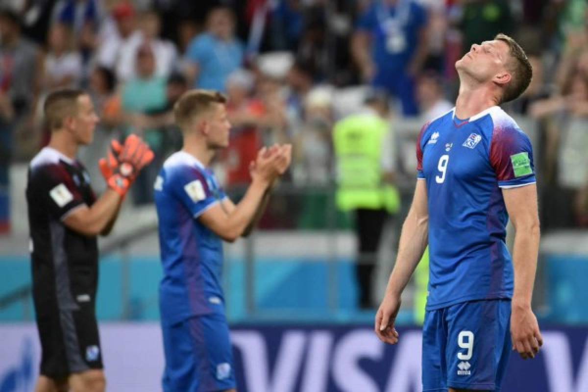 CURIOSAS: El jugador de Islandia que recibió consuelo de su esposa y la celebración nigeriana