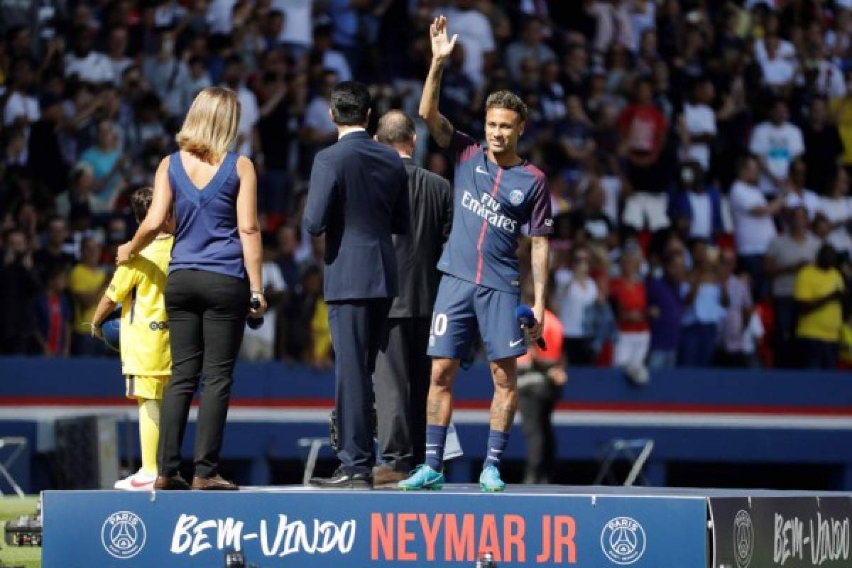 Neymar desata la locura en su presentación en el Parque de los Príncipes