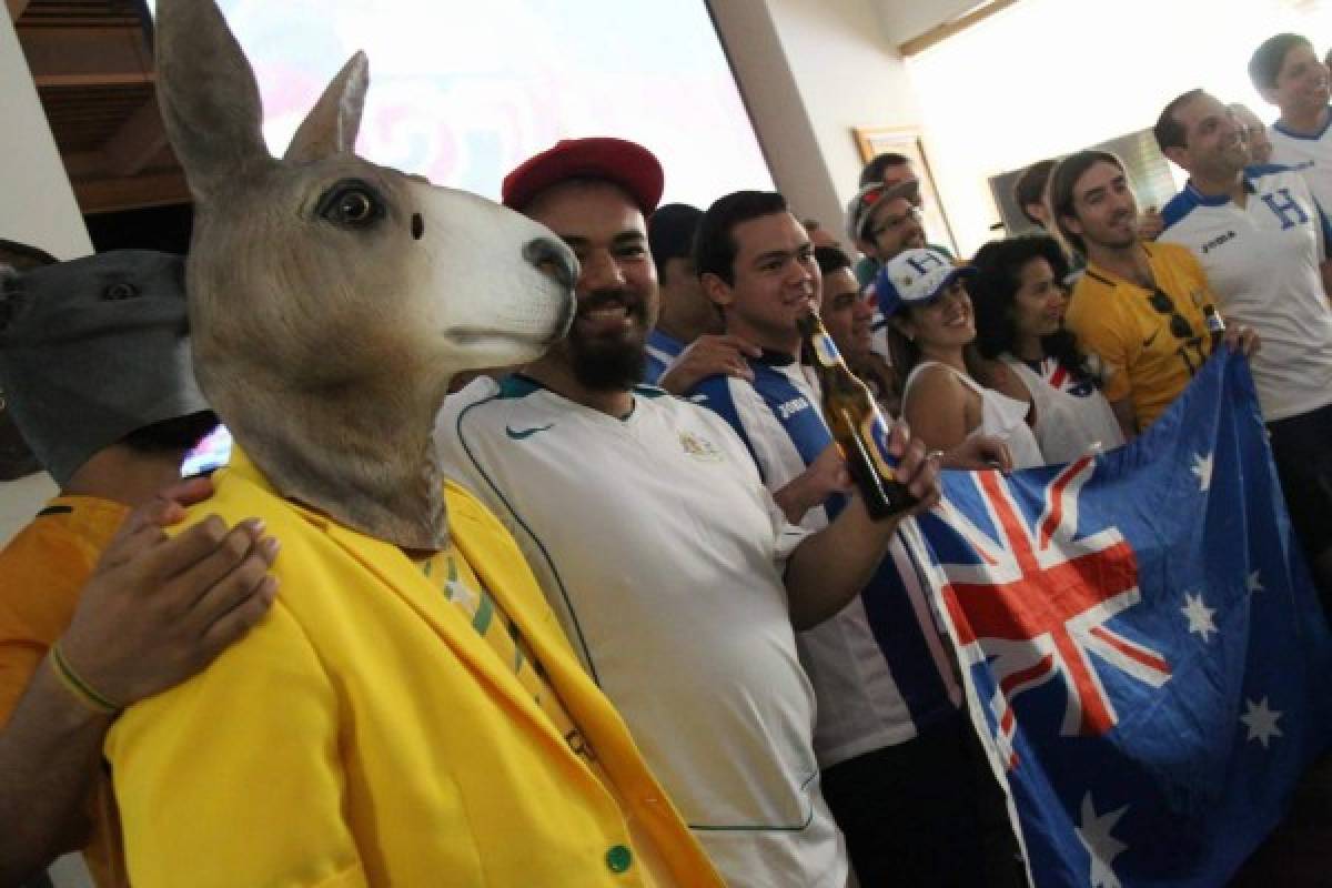 FOTOS: Con cerveza en mano y bailando punta, así la pasaron los australianos en Honduras