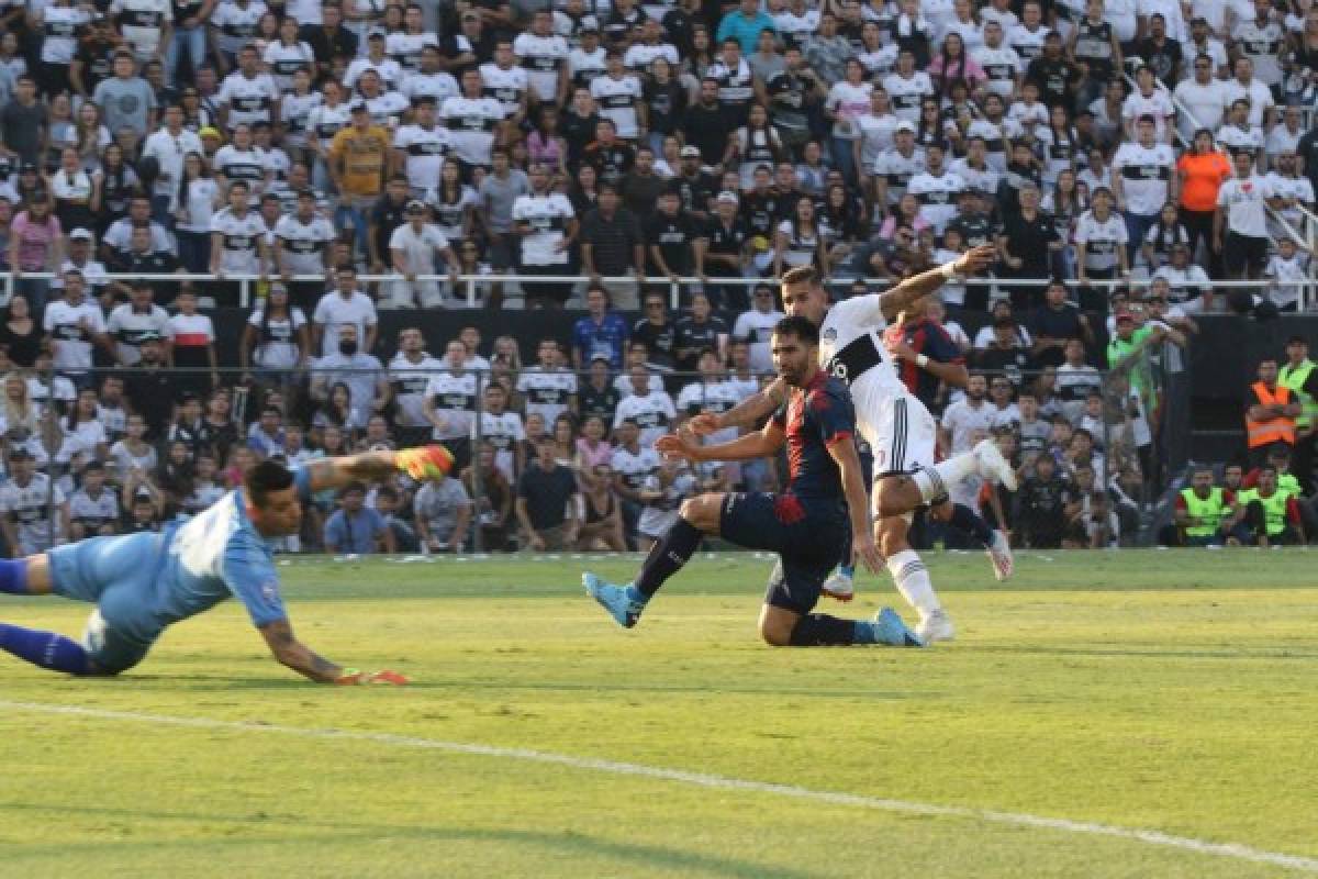 Locura total en Paraguay: Así fue el debut oficial de Adebayor con el Olimpia en un clásico