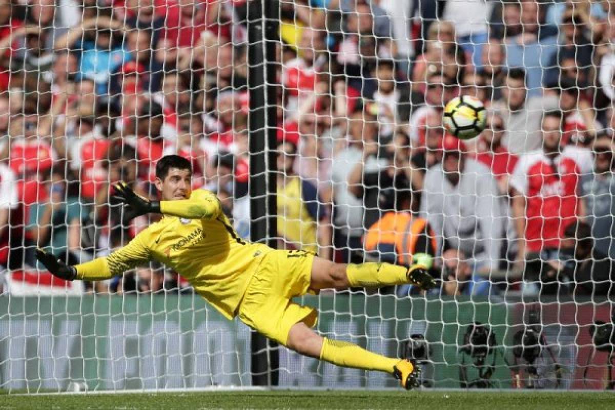 Chelsea's Belgian goalkeeper Thibaut Courtois is beaten by a penalty during the shoot-out during the English FA Community Shield football match between Arsenal and Chelsea at Wembley Stadium in north London on August 6, 2017.Arsenal won 4-1 on penalties after the game ended 1-1. / AFP PHOTO / Daniel LEAL-OLIVAS / NOT FOR MARKETING OR ADVERTISING USE / RESTRICTED TO EDITORIAL USE