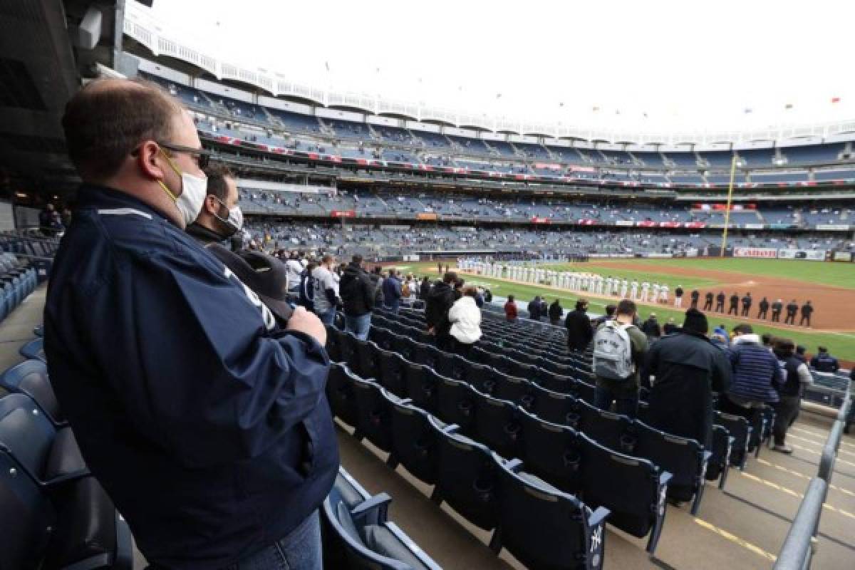 Besos, fiesta y tremendo espectáculo en el regreso de los aficionados al Yankee Stadium de Nueva York