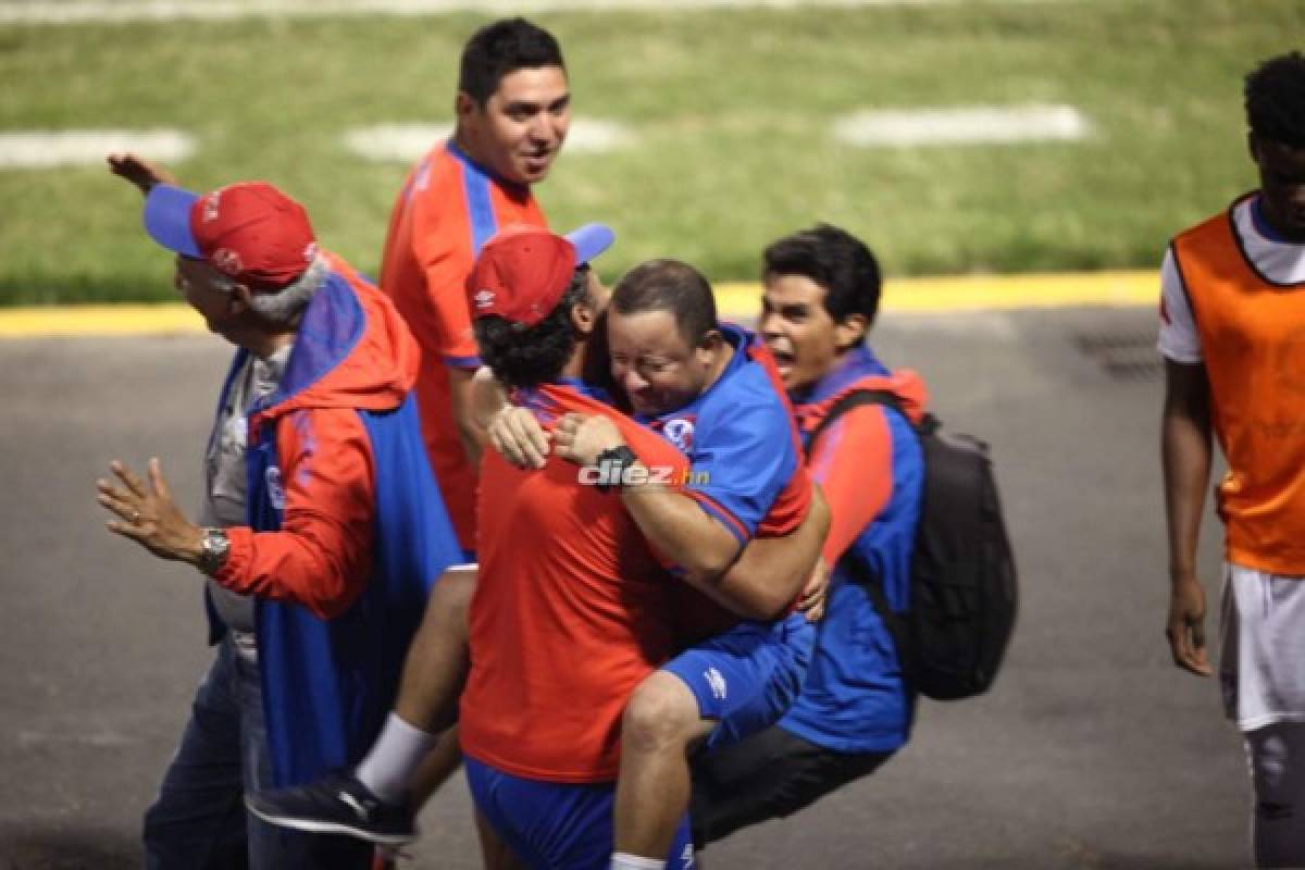 Dos jugadores de otros equipos llegaron a apoyar a Olimpia y el abrazo de Trogio y Vargas