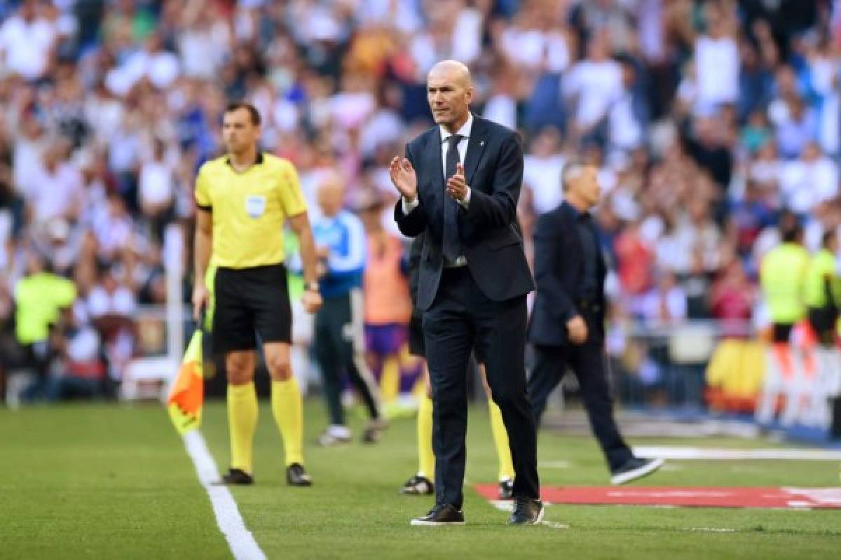 ¡Amor y feli-Zidane en el Bernabéu! A Florentino le sacaron dos fuertes pancartas