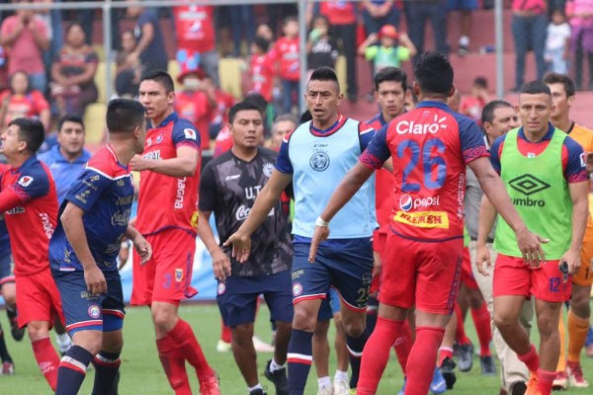 La pelea salvaje entre jugadores del Municipal y Xelajú en Guatemala; hubo ocho expulsados