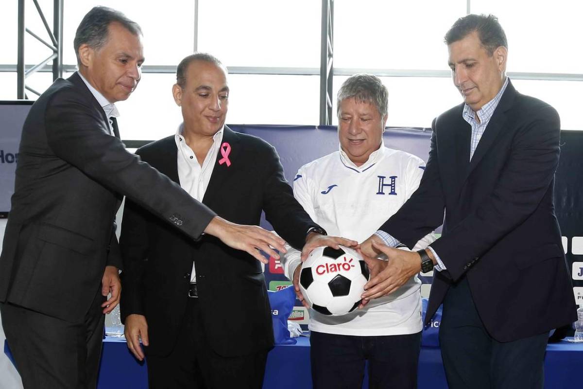 Hernán ‘Bolillo’ Gómez durante su presentación como nuevo entrenador de Honduras.
