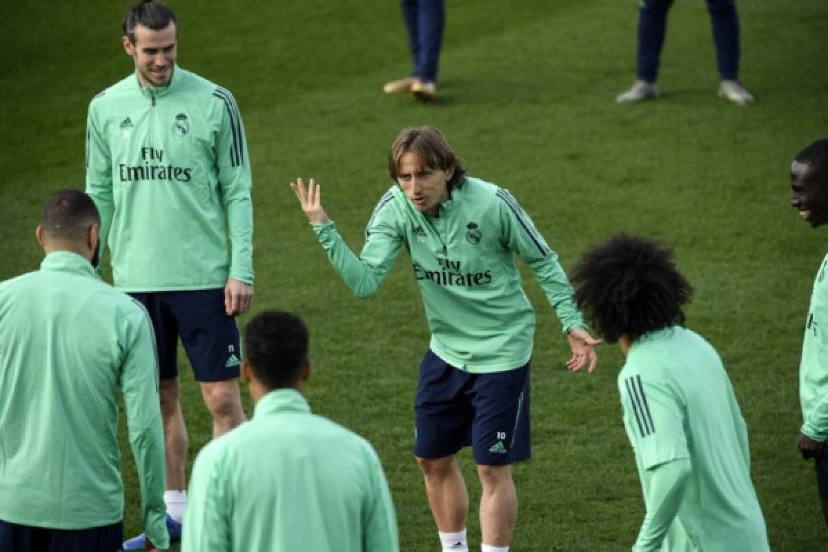 Real Madrid's Croatian midfielder Luka Modric (C) and teammates attend a training session at the Ciudad Real Madrid training ground in Madrid, on February 25, 2020, on the eve of their UEFA Champions League football match against Manchester City. (Photo by OSCAR DEL POZO / AFP)