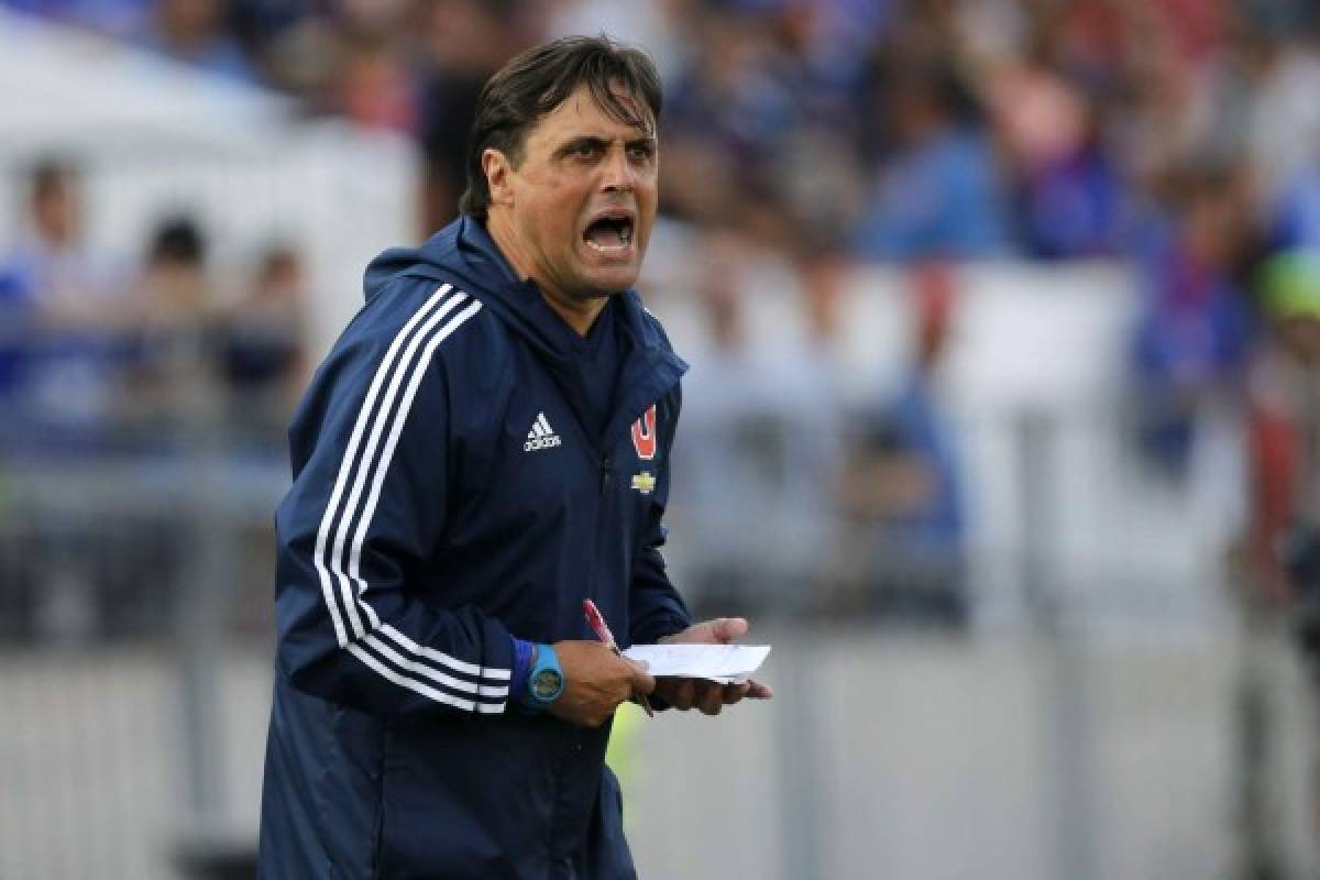 Futbol, Universidad de Chile vs Union EspanolaPrimera fecha, campeonato nacional 2018El entrenador de Universidad de Chile Angel Guillermo Hoyos da instrucciones a sus jugadores durante el partido de primera division contra Union Espanola disputado en el estadio Nacional de Santiago, Chile.04/02/2018Andres Pina/PhotosportTennis, Universidad de Chile vs Union EspanolaFirst date, National Championship 2018Universidad de Chile's manager Angel Guillermo Hoyos instructs his players during the first division football match against Union Espanola at the National stadium in Santiago, Chile.04/02/2018Andres Pina/Photosport