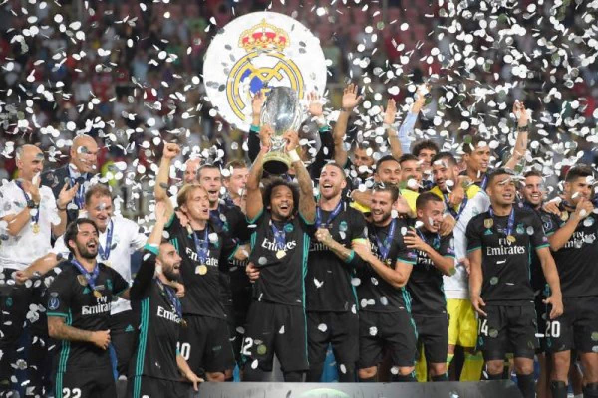 Madrid's players celebrate with the trophy after winning the UEFA Super Cup football match between Real Madrid and Manchester United on August 8, 2017, at the Philip II Arena in Skopje. / AFP PHOTO / ARMEND NIMANI